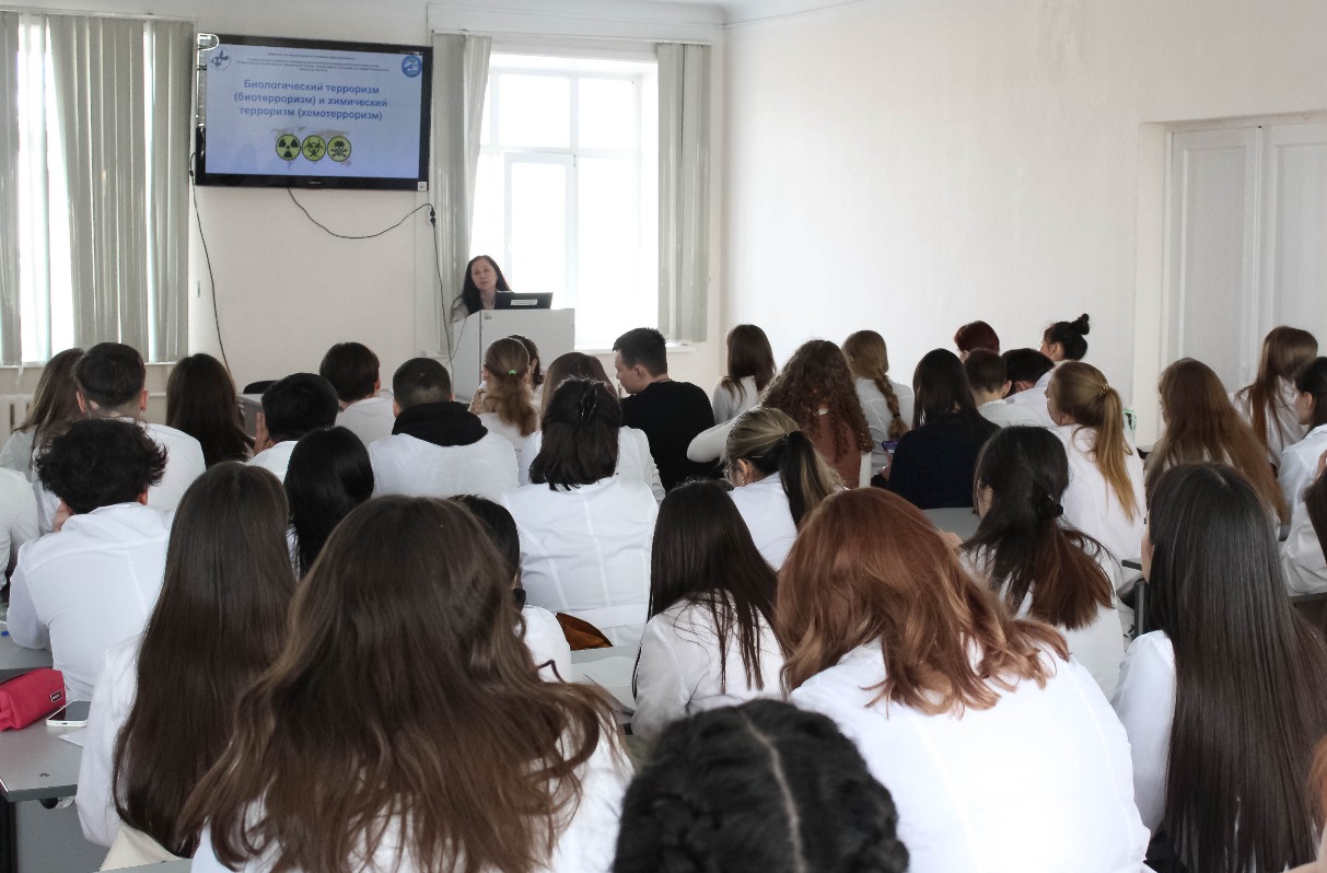 04 апреля 2025 года преподаватели УМЦ провели занятие по антитеррористической защищенности при биологическом и химическом терроризме для студентов медицинского университета